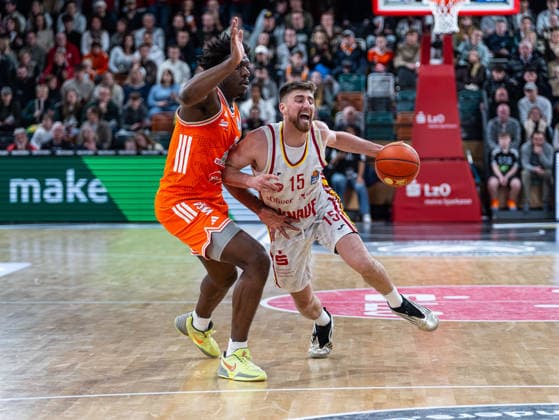 Ryan Schwieger Fitness First Wuerzburg Baskets, 15 in duel against Malcolm Dandridge RASTA Vechta, 23 RASTA Vechta vs Fitness First Wuerzburg Baskets, Basketball, easyCredit Basketball Bundesliga, 15 Matchday, Season 2025 2026, 11 01 2026 RASTA Vechta vs Fitness First Wuerzburg Baskets, Basketball, easyCredit Basketball Bundesliga, 15 Matchday, Season 2025 2026, 11 01 2026 Vechta Copyright: xEibner-Pressefoto DamianxKruczynx EP_DKI