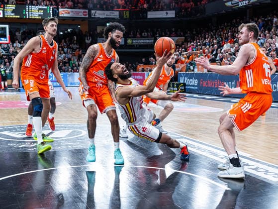 Davion Mintz Fitness First Wuerzburg Baskets, 10 dribbling against Tibor Pleiss RASTA Vechta, 22 , Tevin Brown RASTA Vechta, 10 and Linus Trettin RASTA Vechta, 15 RASTA Vechta vs Fitness First Wuerzburg Baskets, Basketball, easyCredit Basketball Bundesliga, 15 Matchday, Season 2025 2026, 11 01 2026 RASTA Vechta vs Fitness First Wuerzburg Baskets, Basketball, easyCredit Basketball Bundesliga, 15 Matchday, Season 2025 2026, 11 01 2026 Vechta Copyright: xEibner-Pressefoto DamianxKruczynx EP_DKI
