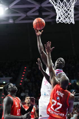Kur Jongkuch Telekom Baskets Bonn, 15 with Isiaha Mike FC Bayern Basketball, 22 and Wenyen Gabriel FC Bayern Basketball, 32 , GER, FC Bayern Basketball vs Telekom Baskets Bonn, Basketball, easycredit Basketball Bundesliga, 15 Matchday, Season 2025 2026, 11 01 2026, GER, FC Bayern Basketball vs Telekom Baskets Bonn, Basketball, easycredit Basketball Bundesliga, 15 Matchday, Season 2025 2026, 11 01 2026 Munich Copyright: xEibner-Pressefoto JennixMaulx EP_JML