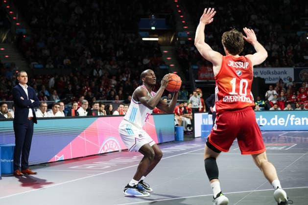 Tylan Birts Telekom Baskets Bonn, 05 with Justinian Jessup FC Bayern Basketball, 10 , GER, FC Bayern Basketball vs Telekom Baskets Bonn, Basketball, easycredit Basketball Bundesliga, 15 Matchday, Season 2025 2026, 11 01 2026, GER, FC Bayern Basketball vs Telekom Baskets Bonn, Basketball, easycredit Basketball Bundesliga, 15 Matchday, Season 2025 2026, 11 01 2026 Munich Copyright: xEibner-Pressefoto JennixMaulx EP_JML