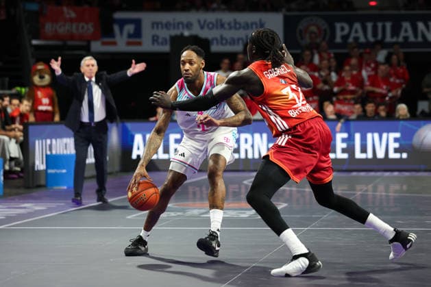 Jeff Garrett Jr Telekom Baskets Bonn, 04 with Wenyen Gabriel FC Bayern Basketball, 32 , GER, FC Bayern Basketball vs Telekom Baskets Bonn, Basketball, easycredit Basketball Bundesliga, 15 Matchday, Season 2025 2026, 11 01 2026, GER, FC Bayern Basketball vs Telekom Baskets Bonn, Basketball, easycredit Basketball Bundesliga, 15 Matchday, Season 2025 2026, 11 01 2026 Munich Copyright: xEibner-Pressefoto JennixMaulx EP_JML