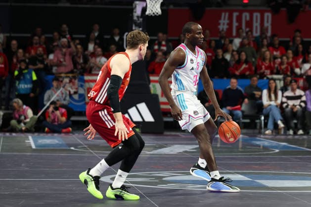 Tylan Birts Telekom Baskets Bonn, 05 with Andreas Obst FC Bayern Basketball, 13 , GER, FC Bayern Basketball vs Telekom Baskets Bonn, Basketball, easycredit Basketball Bundesliga, 15 Matchday, Season 2025 2026, 11 01 2026, GER, FC Bayern Basketball vs Telekom Baskets Bonn, Basketball, easycredit Basketball Bundesliga, 15 Matchday, Season 2025 2026, 11 01 2026 Munich Copyright: xEibner-Pressefoto JennixMaulx EP_JML