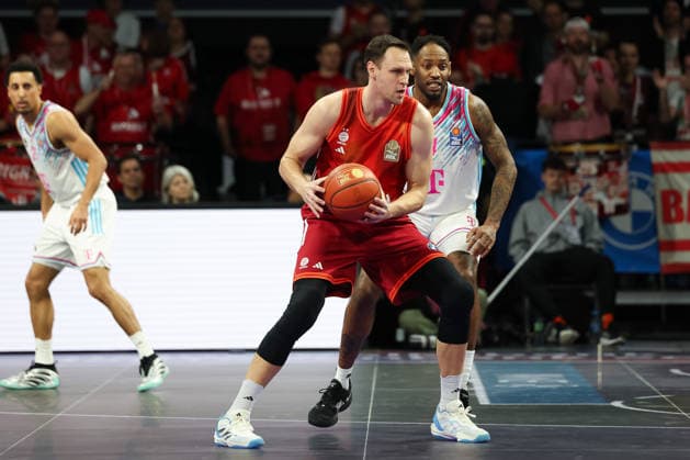 Johannes Voigtmann FC Bayern Basketball, 07 with Jeff Garrett Jr Telekom Baskets Bonn, 04 , GER, FC Bayern Basketball vs Telekom Baskets Bonn, Basketball, easycredit Basketball Bundesliga, 15 Matchday, Season 2025 2026, 11 01 2026, GER, FC Bayern Basketball vs Telekom Baskets Bonn, Basketball, easycredit Basketball Bundesliga, 15 Matchday, Season 2025 2026, 11 01 2026 Munich Copyright: xEibner-Pressefoto JennixMaulx EP_JML