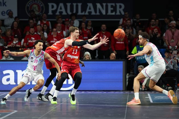 Andreas Obst FC Bayern Basketball, 13 with Joel Aminu Telekom Baskets Bonn, 21 and Michael Kessens Telekom Baskets Bonn, 06 , GER, FC Bayern Basketball vs Telekom Baskets Bonn, Basketball, easycredit Basketball Bundesliga, 15 Matchday, Season 2025 2026, 11 01 2026, GER, FC Bayern Basketball vs Telekom Baskets Bonn, Basketball, easycredit Basketball Bundesliga, 15 Matchday, Season 2025 2026, 11 01 2026 Munich Copyright: xEibner-Pressefoto JennixMaulx EP_JML
