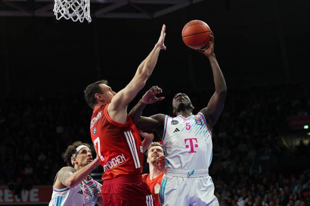 Tylan Birts Telekom Baskets Bonn, 05 with Johannes Voigtmann FC Bayern Basketball, 07 , with Michael Kessens Telekom Baskets Bonn, 06 , GER, FC Bayern Basketball vs Telekom Baskets Bonn, Basketball, easycredit Basketball Bundesliga, 15 Matchday, Season 2025 2026, 11 01 2026, GER, FC Bayern Basketball vs Telekom Baskets Bonn, Basketball, easycredit Basketball Bundesliga, 15 Matchday, Season 2025 2026, 11 01 2026 Munich Copyright: xEibner-Pressefoto JennixMaulx EP_JML