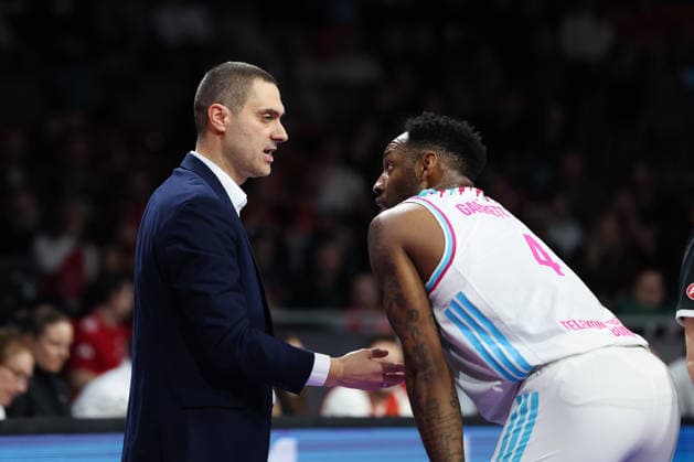 Marko Stankovic Telekom Baskets Bonn, Head Coach in conversation with Jeff Garrett Jr Telekom Baskets Bonn, 04 , GER, FC Bayern Basketball vs Telekom Baskets Bonn, Basketball, easycredit Basketball Bundesliga, Matchday 15, Season 2025 2026, 11 01 2026, GER, FC Bayern Basketball vs Telekom Baskets Bonn, Basketball, easycredit Basketball Bundesliga, Matchday 15, Season 2025 2026, 11 01 2026 Muenchen Copyright: xEibner-Pressefoto JennixMaulx EP_JML