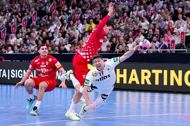 11 01 2026, xydrx, Handball, Mens international match, Germany Croatia, ZAG Arena Josip Simic CRO 10 and Ivan Martinovic CRO 51 in a duel against Lukas Zerbe GER 17 Lower Saxony Germany