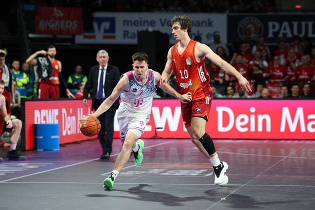 Grayson Murphy Telekom Baskets Bonn, 07 with Justinian Jessup FC Bayern Basketball, 10 , GER, FC Bayern Basketball vs Telekom Baskets Bonn, Basketball, easycredit Basketball Bundesliga, 15 Matchday, Season 2025 2026, 11 01 2026, GER, FC Bayern Basketball vs Telekom Baskets Bonn, Basketball, easycredit Basketball Bundesliga, 15 Matchday, Season 2025 2026, 11 01 2026 Munich Copyright: xEibner-Pressefoto JennixMaulx EP_JML