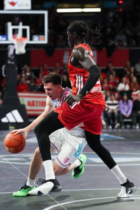 Grayson Murphy Telekom Baskets Bonn, 07 with Wenyen Gabriel FC Bayern Basketball, 32 , GER, FC Bayern Basketball vs Telekom Baskets Bonn, Basketball, easycredit Basketball Bundesliga, 15 Matchday, Season 2025 2026, 11 01 2026, GER, FC Bayern Basketball vs Telekom Baskets Bonn, Basketball, easycredit Basketball Bundesliga, 15 Matchday, Season 2025 2026, 11 01 2026 Munich Copyright: xEibner-Pressefoto JennixMaulx EP_JML
