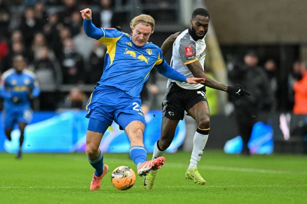 Derby County v Leeds United - Emirates FA Cup Third Round Sebastiaan Bornauw of Leeds United and Corey Blackett-Taylor of Derby County participate in the Emirates FA Cup Third Round match between Derby County and Leeds United at Pride Park in Derby, England, on January 11, 2026. Derby Derbyshire United Kingdom  Copyright: xMIxNewsx originalFilename:fletcher-derbycou260110_np60d.jpg