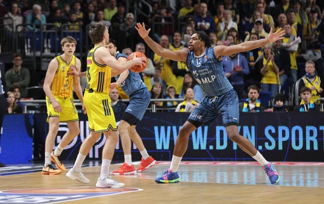 Martin Hermannsson on the ball, Osun Osunniyi duel Game scene Action Sport Basketball BBL Bundesliga Men 15 Matchday Season 2025 2026 11 01 2026 ALBA Berlin vs MLP Academics Heidelberg