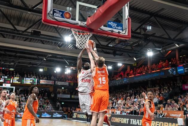 Eddy Edigin Jr 27, Würzburg Baskets goes to the basket and Linus Trettin 15, Rasta Vechta tries to defend the attack on matchday 15 of the EasyCredit BBL in Vechta Game action with Eddy Edigin Jr 27, Würzburg Baskets and Linus Trettin 15, Rasta Vechta Copyright: xFeyzullahxGökalp feyzofsportsx