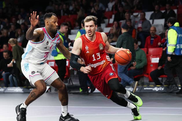 Andreas Obst FC Bayern Basketball, 13 with ball with Jeff Garrett Jr Telekom Baskets Bonn, 04 , GER, FC Bayern Basketball vs Telekom Baskets Bonn, Basketball, easycredit Basketball Bundesliga, 15 Matchday, Season 2025 2026, 11 01 2026, GER, FC Bayern Basketball vs Telekom Baskets Bonn, Basketball, easycredit Basketball Bundesliga, 15 Matchday, Season 2025 2026, 11 01 2026 Munich Copyright: xEibner-Pressefoto JennixMaulx EP_JML