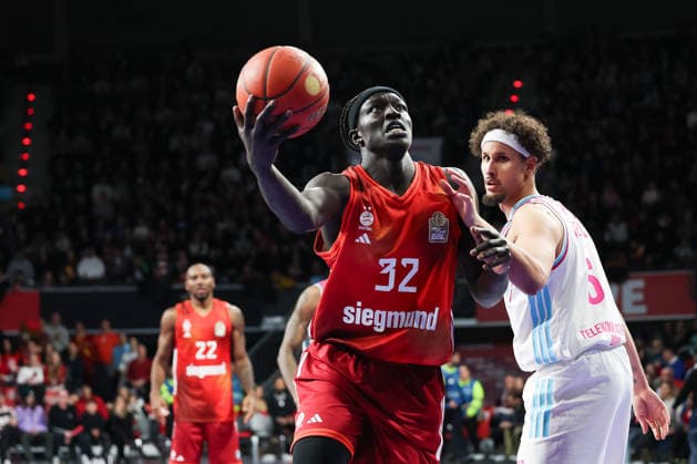Wenyen Gabriel FC Bayern Basketball, 32 with Michael Kessens Telekom Baskets Bonn, 06 , GER, FC Bayern Basketball vs Telekom Baskets Bonn, Basketball, easycredit Basketball Bundesliga, 15 Matchday, Season 2025 2026, 11 01 2026, GER, FC Bayern Basketball vs Telekom Baskets Bonn, Basketball, easycredit Basketball Bundesliga, 15 Matchday, Season 2025 2026, 11 01 2026 Munich Copyright: xEibner-Pressefoto JennixMaulx EP_JML