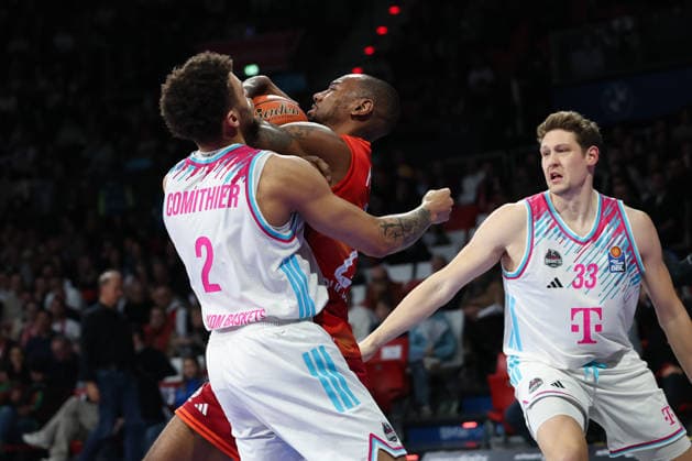 Isiaha Mike FC Bayern Basketball, 22 with ball with Alijah Comithier Telekom Baskets Bonn, 02 and Patrick Heckmann Telekom Baskets Bonn, 33 , GER, FC Bayern Basketball vs Telekom Baskets Bonn, Basketball, easycredit Basketball Bundesliga, 15 Matchday, Season 2025 2026, 11 01 2026, GER, FC Bayern Basketball vs Telekom Baskets Bonn, Basketball, easycredit Basketball Bundesliga, 15 Matchday, Season 2025 2026, 11 01 2026 Muenchen Copyright: xEibner-Pressefoto JennixMaulx EP_JML