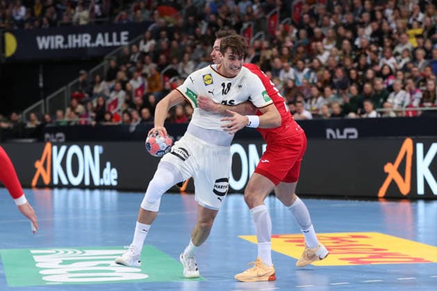 11 01 2026, xgox, handball, international match, Germany Croatia v l Julian Koester Köster, Germany, 18 , Veron Nacinovic Croatia, 93 duel, duel, fight, tackle Hannover