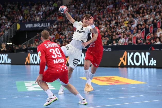 11 01 2026, xgox, handball, international match, Germany Croatia v l Julian Koester Köster, Germany, 18 throws goal, goal scorer, scores goal, scores the goal Hannover