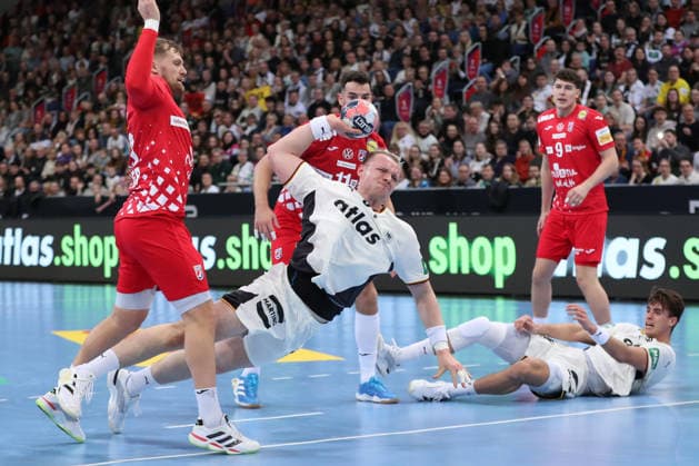 11 01 2026, xgox, handball, international match, Germany Croatia v l Justus Fischer Germany, 54 throws goal, goal scorer, scores goal, scores the goal Hannover