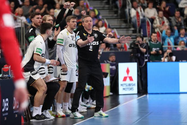 11 01 2026, xgox, handball, international match, Germany Croatia v l Alfred Gislason Germany, coach gives instructions, gestures with arms, gesticulates, gives instructions Hannover