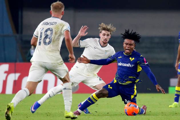 Lazio™s Kenneth Taylor Verona™s Gift Orban during the Serie A soccer match between Hellas Verona and Lazio at the Bentegodi Stadium in Verona, north west Italy - Sunday , January 11 , 2026. - Soccer .  Copyright: xPaolaxGarbuio Lapressex