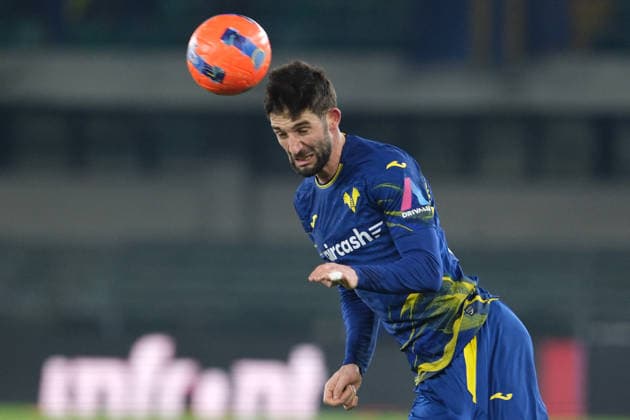 CALCIO - Serie A - Hellas Verona FC vs SS Lazio Roberto Gagliardini of Hellas Verona FC hit the ball during the soccer match between Hellas Verona FC and SS Lazio, MD20 of Serie A Enilive Italian soccer championship 2025 2026 at Marcantonio Bentegodi Stadium on January 11, 2026, Verona, Italy. Verona Italy  Copyright: xIPAxSport ABACAx