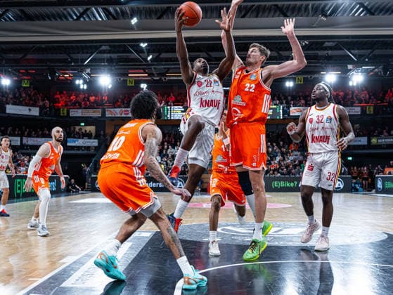Johnathan Stove Fitness First Wuerzburg Baskets, 22 in the dunk against Tibor Pleiss RASTA Vechta, 22 RASTA Vechta vs Fitness First Wuerzburg Baskets, Basketball, easyCredit Basketball Bundesliga, 15 Matchday, Season 2025 2026, 11 01 2026 Vechta Copyright: xEibner-Pressefoto DamianxKruczynx EP_DKI