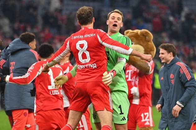 Schlussjubel Manuel NEUER (Torwart Bayern Muenchen) mit Leon GORETZKA (Bayern Muenchen), Jubel,Freude,Begeisterung,Aktion. Fussball 1. Bundesliga Saison 2025 2026, 16.Spieltag, Spieltag16 FC Bayern Muenchen - VfL Wolfsburg 8-1 am 11.01.2026 , A L L I A N Z A R E N A. *** Final cheer Manuel NEW goalkeeper Bayern Muenchen with Leon GORETZKA Bayern Muenchen , jubilation,joy,enthusiasm,action Football 1 Bundesliga season 2025 2026, 16 Matchday, Matchday16 FC Bayern Muenchen VfL Wolfsburg 8 1 on 11 01 2026 , A L L I A N Z A R E N A