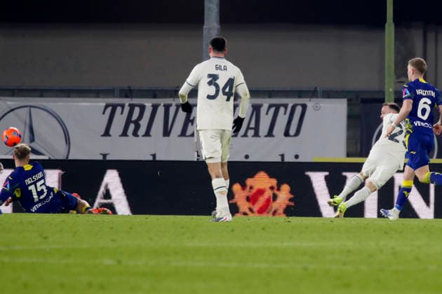 Verona™s Victor Nelsson™s own goal 0-1 , Lazio celebration during the Serie A soccer match between Hellas Verona and Lazio at the Bentegodi Stadium in Verona, north west Italy - Sunday , January 11 , 2026. - Soccer .  Copyright: xPaolaxGarbuio Lapressex
