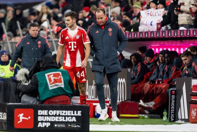 MUENCHEN, GERMANY - JANUARY 11: Josip Stanisic (FC Bayern Muenchen, 44) has to leave the pitch, possibly injured during the Bundesliga match between FC Bayern Muenchen vs. VfL Wolfsburg at Allianz Arena on matchday 18 of the 1. Bundesliga on January 11, 2026 in Muenchen, Germany. DFL REGULATIONS PROHIBIT ANY USE OF PHOTOGRAPHS AS IMAGE SEQUENCES AND OR QUASI-VIDEO. Bayern Germany Copyright: xSteffiexWunderlx