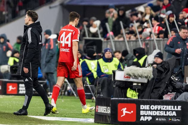 MUENCHEN, GERMANY - JANUARY 11: Josip Stanisic (FC Bayern Muenchen, 44) has to leave the pitch, possibly injured during the Bundesliga match between FC Bayern Muenchen vs. VfL Wolfsburg at Allianz Arena on matchday 18 of the 1. Bundesliga on January 11, 2026 in Muenchen, Germany. DFL REGULATIONS PROHIBIT ANY USE OF PHOTOGRAPHS AS IMAGE SEQUENCES AND OR QUASI-VIDEO. Bayern Germany Copyright: xSteffiexWunderlx