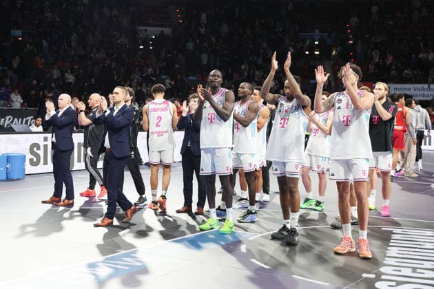 Telekom Baskets Bonn players thank the fans after the game, disappointed, emotions, GER, FC Bayern Basketball vs Telekom Baskets Bonn, Basketball, easycredit Basketball Bundesliga, Matchday 15, 2025 2026 season, 11 01 2026, GER, FC Bayern Basketball vs Telekom Baskets Bonn, Basketball, easycredit Basketball Bundesliga, Matchday 15, 2025 2026 season, 11 01 2026 Munich Copyright: xEibner-Pressefoto JennixMaulx EP_JML