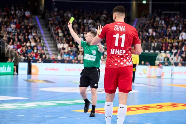 Handball Herren Laenderspiel Deutschland Kroatien am 11 01 2026, A yellow card is shown for the player Zvonimir Srna 11 Croatia Hannover ZAG arena Niedersachsen Germany