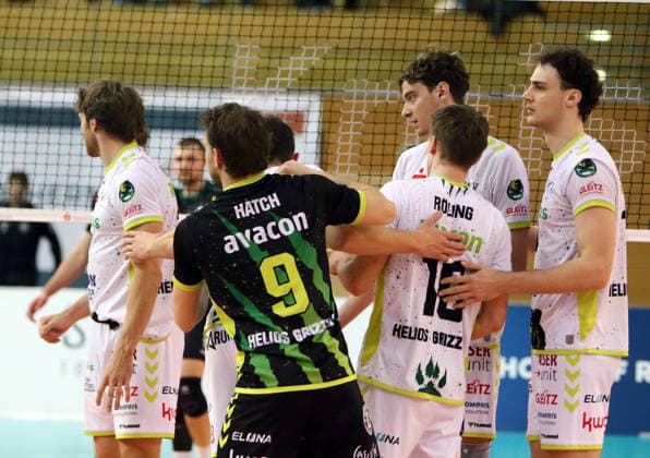 Giesener Freude über einen Punktgewinn, He Volleyball, 1 BL,25 26, TSV Haching Muenchen vs Helios Gizzlys Giesen, , Geothermie Arena, Unterhaching, 11 01 26 Copyright: WolfgangxFehrmann