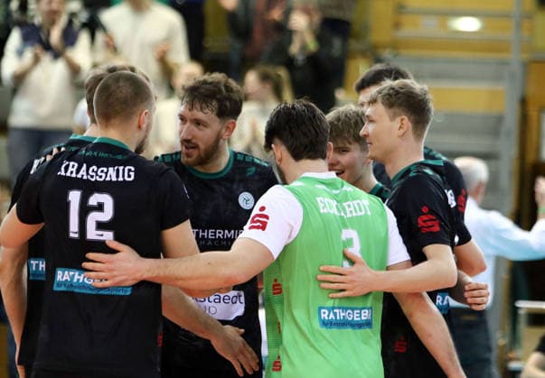 Hachinger joy about winning the first set He Volleyball, 1 BL,25 26, TSV Haching Muenchen vs Helios Gizzlys Giesen, , Geothermie Arena, Unterhaching, 11 01 26 Copyright: WolfgangxFehrmann