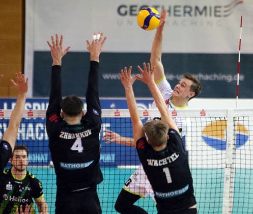 from left Alexej ZHBANKOV Haching , Oliver WACHTEL Haching , Lars MIGGE Giesen , He Volleyball, 1 BL,25 26, TSV Haching Muenchen vs Helios Gizzlys Giesen, , Geothermie Arena, Unterhaching, 11 01 26 Copyright: WolfgangxFehrmann