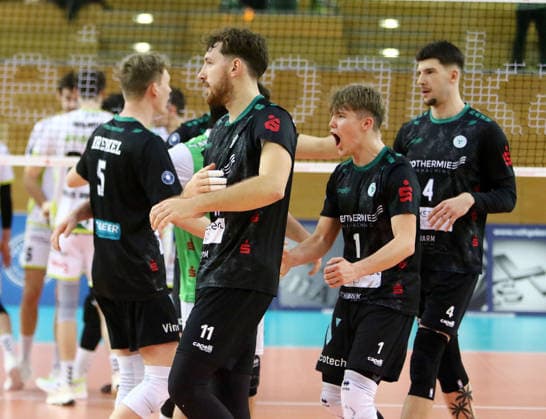 Hachinger joy after winning the second set He Volleyball, 1 BL,25 26, TSV Haching Muenchen vs Helios Gizzlys Giesen, , Geothermie Arena, Unterhaching, 11 01 26 Copyright: WolfgangxFehrmann