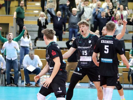 Hachinger Freude über den Sieg, He Volleyball, 1 BL,25 26, TSV Haching Muenchen vs Helios Gizzlys Giesen, , Geothermie Arena, Unterhaching, 11 01 26 Copyright: WolfgangxFehrmann