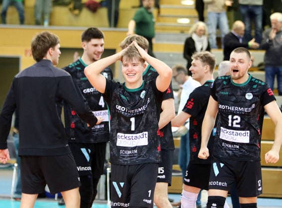 from left front Oliver WACHTEL Haching , Jakob KRASSNIG CHaching , He Volleyball, 1 BL,25 26, TSV Haching Muenchen vs Helios Gizzlys Giesen, , Geothermie Arena, Unterhaching, 11 01 26 Copyright: WolfgangxFehrmann