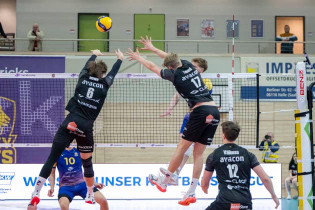 1 Volleyball Bundesliga Season 2025 2026 Cerebricks Volley Goats Mitteldeutschland vs SVG Lüneburg Halle, Germany January 11, 2026 In the picture from left Jackson Clifford Howe Lueneburg , Axel Valentin Enlund Lueneburg and Santeri Vaelimaa Lueneburg Halle Saale swh Arena Sachsen Anhalt Germany