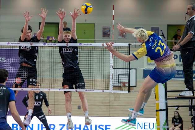 1 Volleyball Bundesliga Season 2025 2026 Cerebricks Volley Goats Mitteldeutschland vs SVG Lüneburg Halle, Germany January 11, 2026 In the picture from left Cole Matthew Young Lueneburg , Axel Juul Larsen Lueneburg and Samuel Schellenberg Bitterfeld Halle Saale swh Arena Sachsen Anhalt Germany