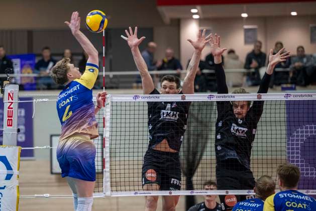 1 Volleyball Bundesliga Season 2025 2026 Cerebricks Volley Goats Mitteldeutschland vs SVG Lüneburg Halle, Germany January 11, 2026 In the picture from left Tom Borchert Bitterfeld , Christopher Bryam Lueneburg and Jackson Clifford Howe Lueneburg Halle Saale swh Arena Sachsen Anhalt Germany