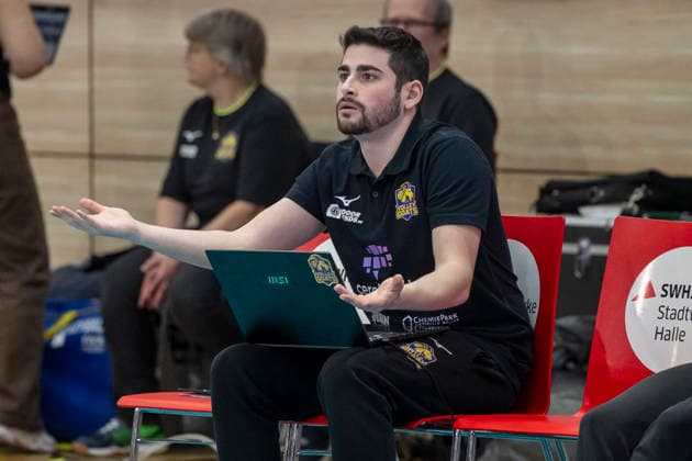1 Volleyball Bundesliga season 2025 2026 Cerebricks Volley Goats Mitteldeutschland vs SVG Lüneburg Halle, Germany January 11, 2026 In the picture co-coach Javier Barrios Fernandez Bitterfeld , gestures, gestures, gestures, Halle Saale swh Arena Sachsen Anhalt Germany