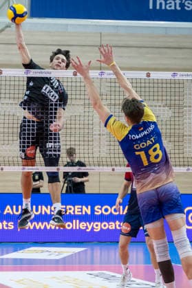 1 Volleyball Bundesliga Season 2025 2026 Cerebricks Volley Goats Mitteldeutschland vs SVG Lüneburg Halle, Germany January 11, 2026 In the picture from left Ethan Champlin Lueneburg and Dax Tompkins Bitterfeld Halle Saale swh Arena Sachsen Anhalt Germany