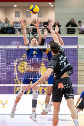 1 Volleyball Bundesliga Season 2025 2026 Cerebricks Volley Goats Mitteldeutschland vs SVG Lüneburg Halle, Germany January 11, 2026 In the picture from left Dax Tompkins Bitterfeld and Christopher Bryam Lueneburg Halle Saale swh Arena Sachsen Anhalt Germany