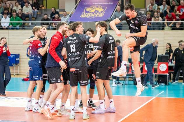 1 Volleyball Bundesliga Season 2025 2026 Cerebricks Volley Goats Mitteldeutschland vs SVG Lüneburg Halle, Germany January 11, 2026 In the picture The Lueneburg team cheers after their victory over the Volley Goats, final cheer, final cheer, emotion, joy, Halle Saale swh Arena Sachsen Anhalt Germany