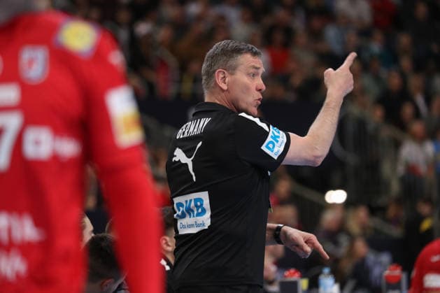 11 01 2026, xgox, handball, international match, Germany Croatia v l Alfred Gislason Germany, coach gives instructions, gestures with arms, gesticulates, gives instructions Hannover