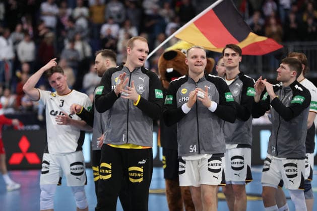 11 01 2026, xgox, handball, international match, Germany Croatia v l Germany by David Spaeth Späth, Germany, 1 , Justus Fischer Germany, 54 Cheering about the victory, cheering after the end of the match Hannover