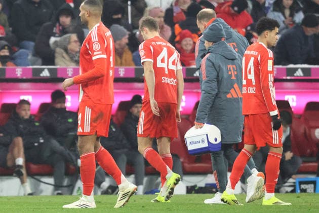 44 Josip Stanisic, leaves the pitch after his injury and treatment, accompanied by team doctor Jochen Hahne re , 4 Jonathan Tah, 14 Luis Diaz Football 1 BL FC Bayern Munich VfL Wolfsburg 11 01 2026 Allianz Arena PHOTO Mladen Lackovic LakoPress