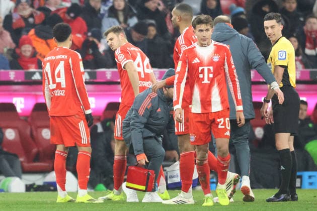 44 Josip Stanisic, leaves the pitch after his injury and treatment, accompanied by team doctor Jochen Hahne re , 4 Jonathan Tah, 14 Luis Diaz, 20 Tom Bischof Football 1 BL FC Bayern Munich VfL Wolfsburg 11 01 2026 Allianz Arena PHOTO Mladen Lackovic LakoPress
