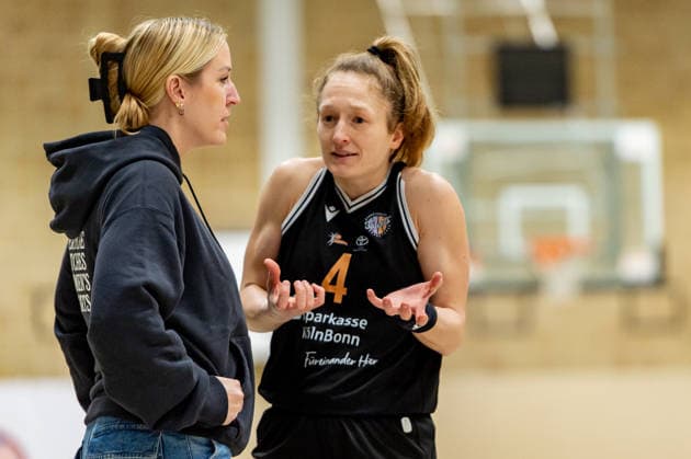 Player Nicola Happel Talents BonnRhöndorf,No 04 helpless in conversation with Bea Waffenschmied Talents BonnRhöndorf, Headcoach DEU, Leverkusen, 11 01 2026 Basketball, Women 2 Bundesliga Nord, Matchday 14, Wings Leverkusen Talents BonnRhöndorf
